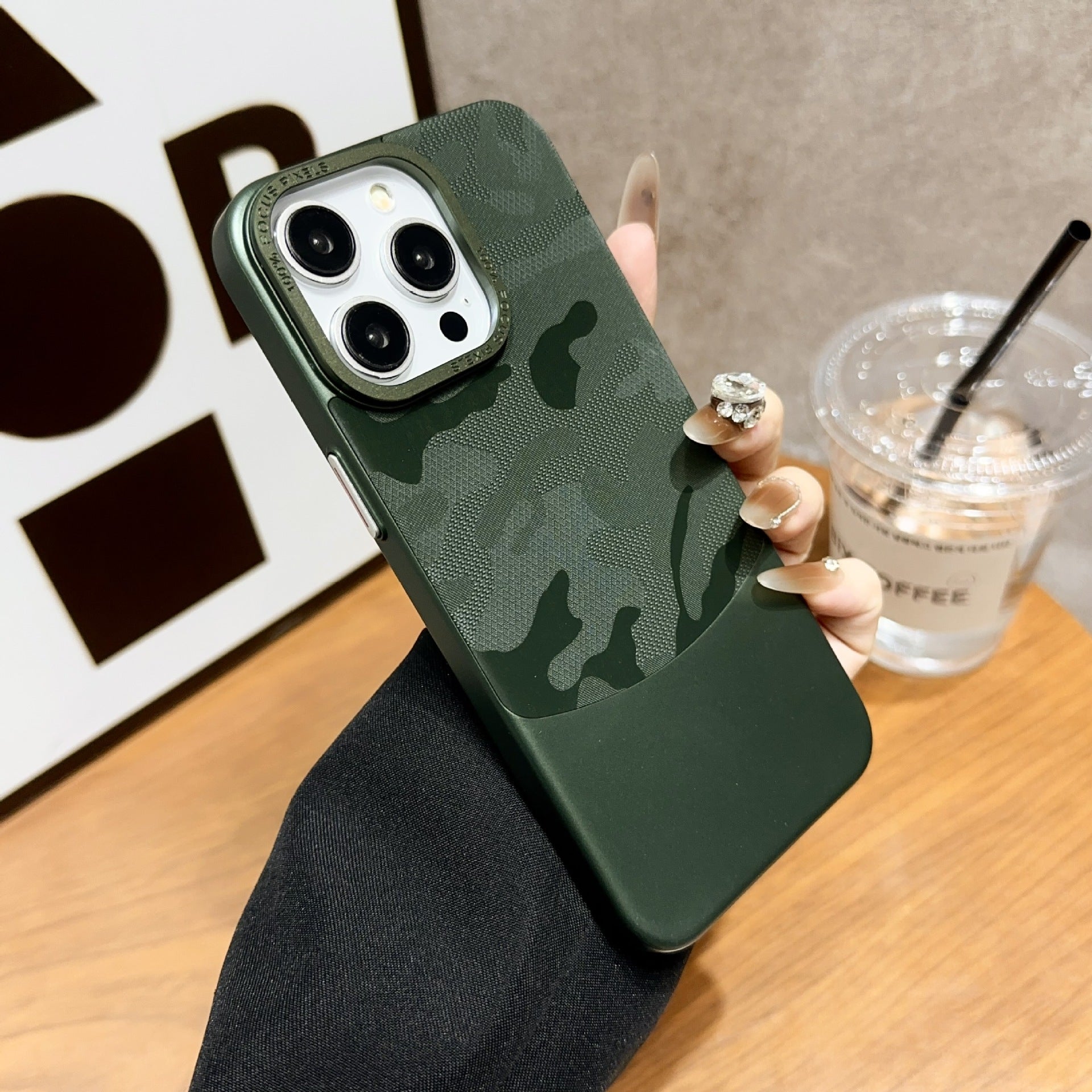 Coque rigide camouflage pour iPhone 